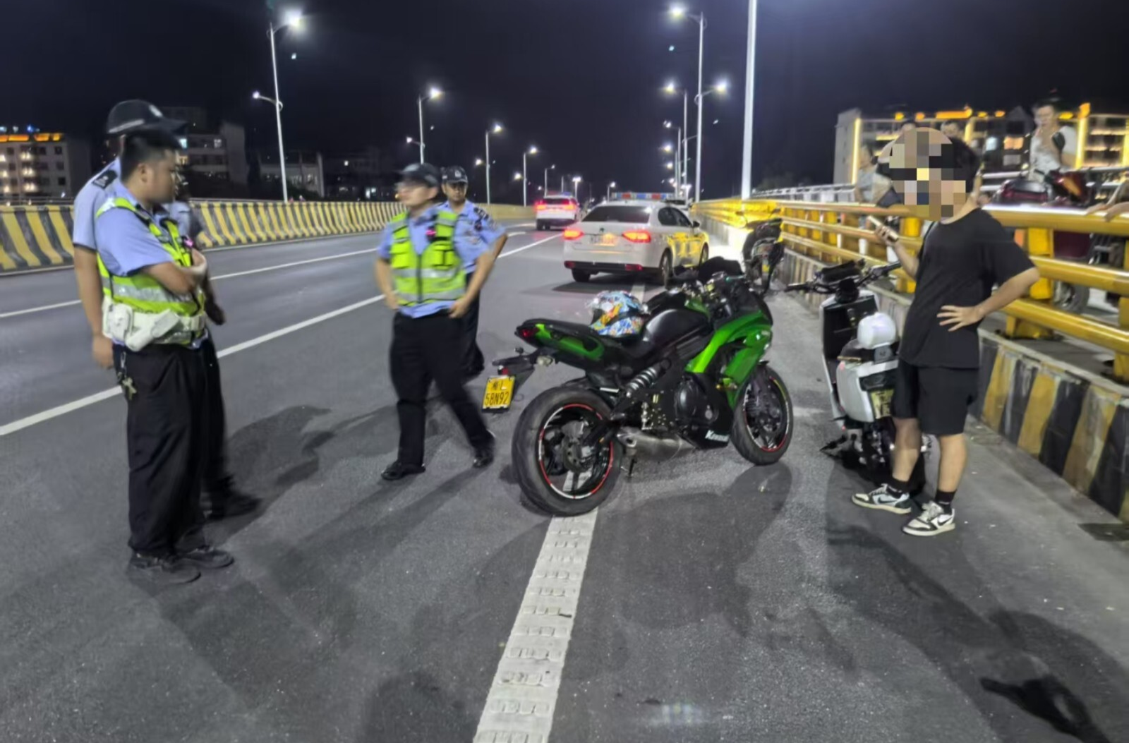 永兴交警“雷霆出击” 夜擒“鬼火”还静于民
