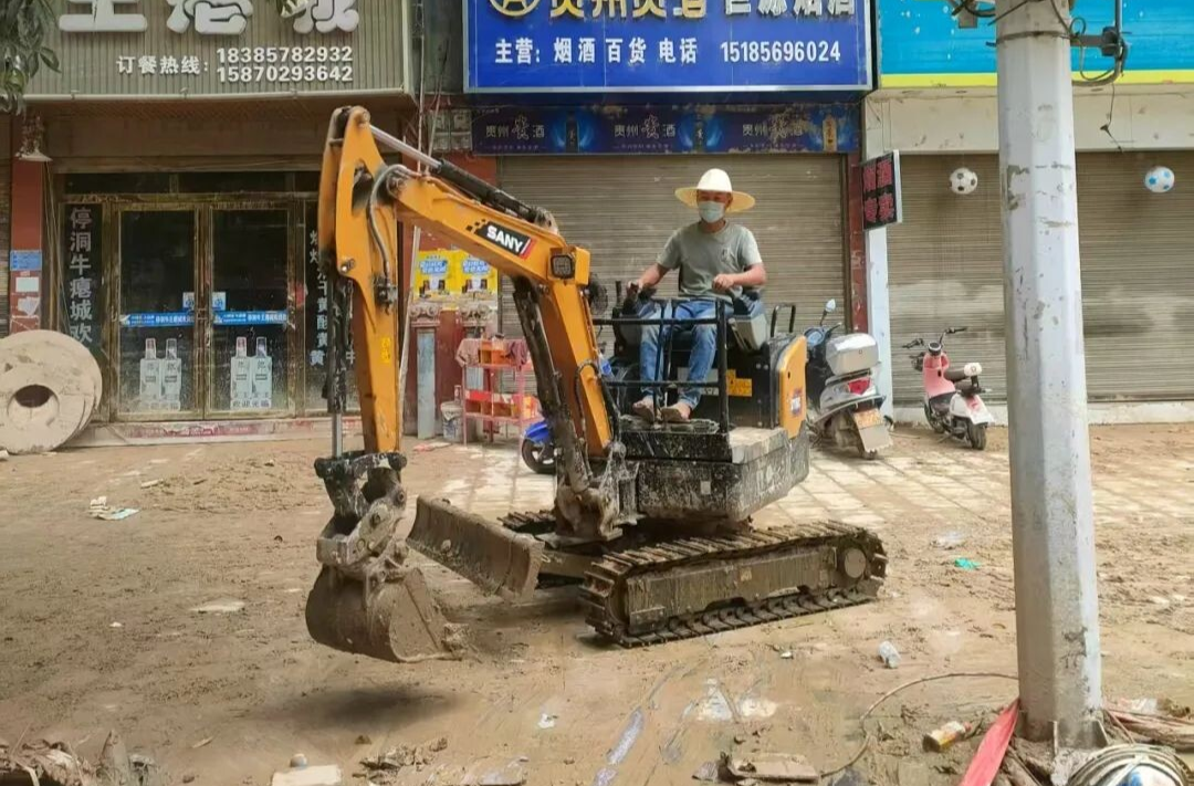 桂阳父子带挖机千里驰援贵州榕江