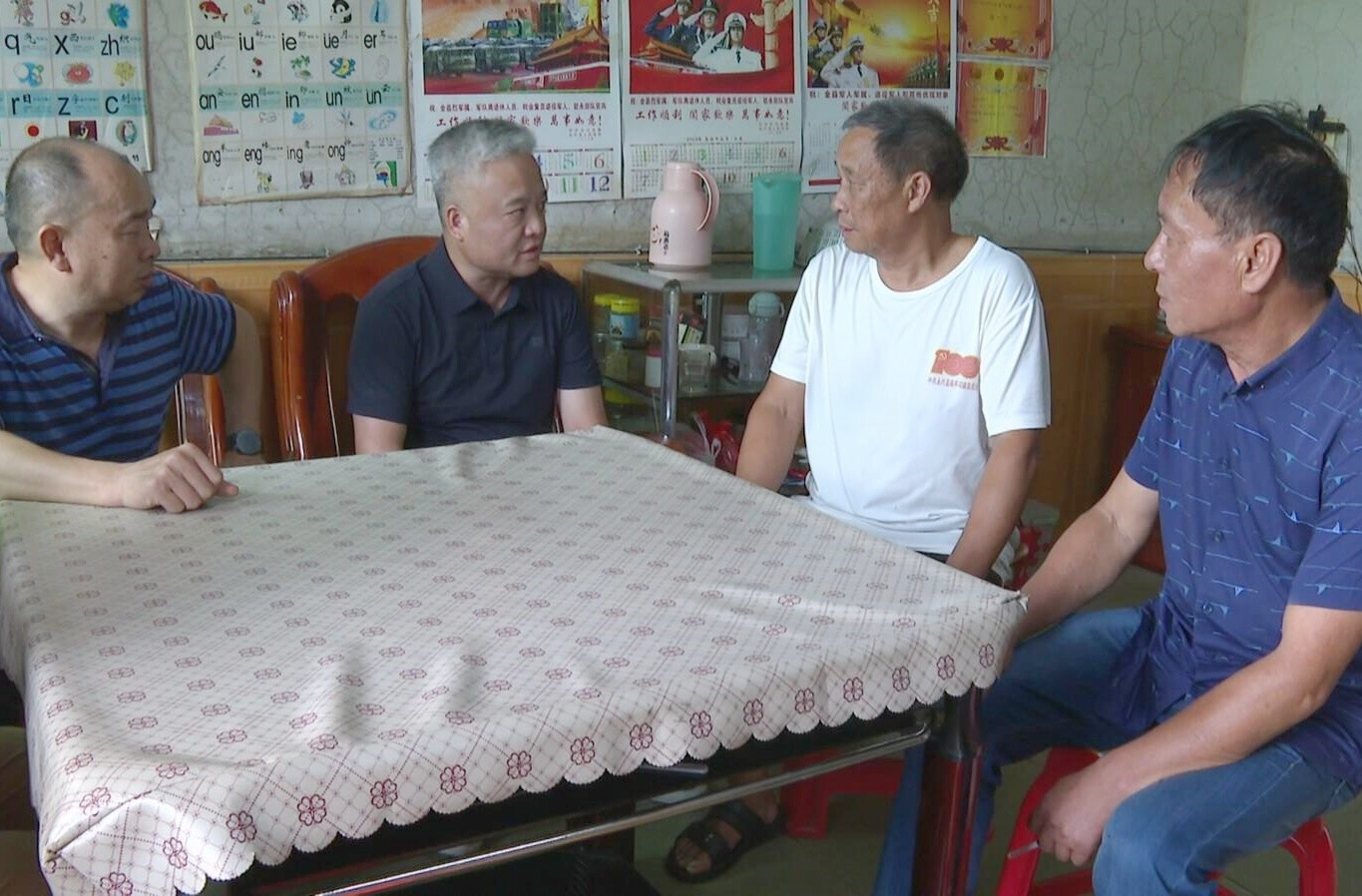 县领导走访慰问生活困难党员和老党员
