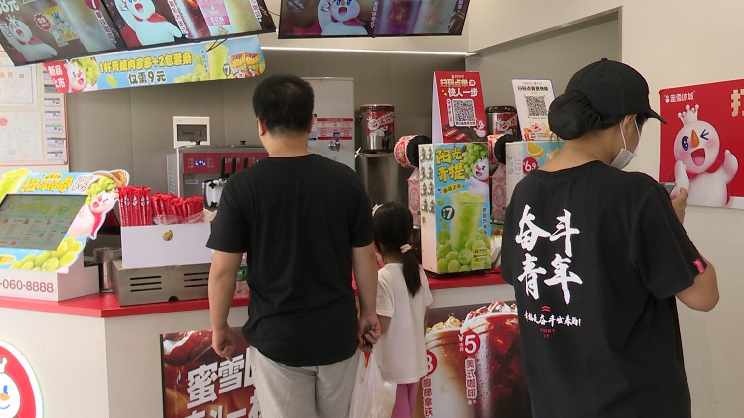 永興冷飲市場(chǎng)迎來(lái)消費(fèi)熱潮，醫(yī)生提醒應(yīng)科學(xué)飲用冷飲