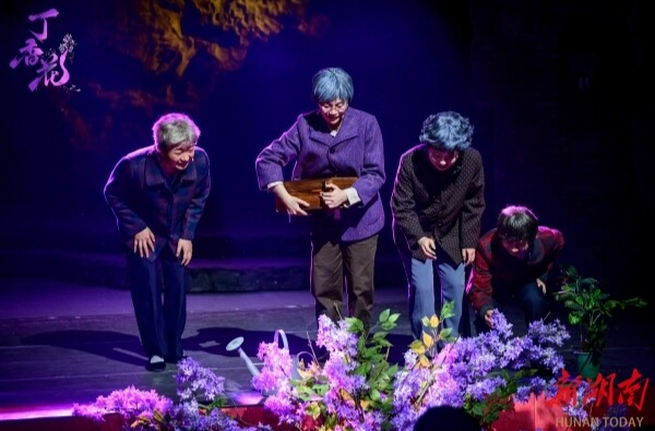湖南日报整版关注丨七月郴州，好戏连台——以《丁香花》《湘遇·湘昆》《陈家大屋》“戏剧之笔”精描三张“文化名片”