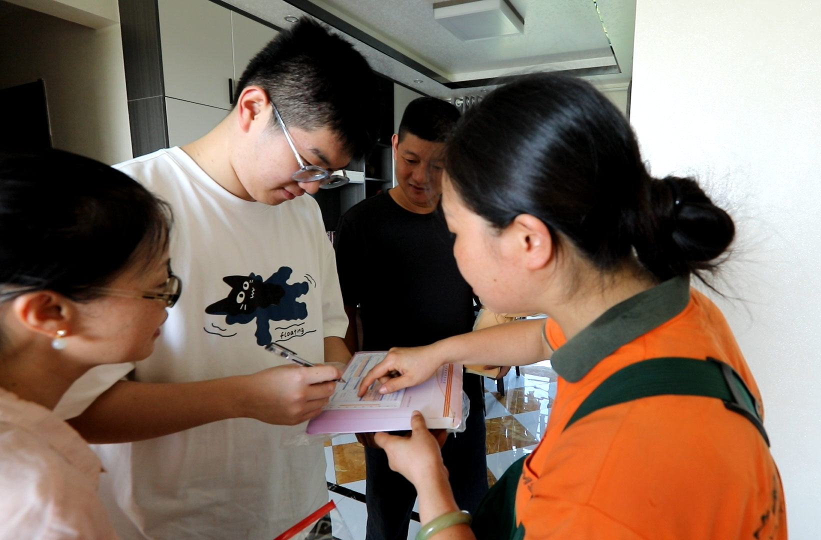 永兴县第一封高考录取通知书送达考生手中