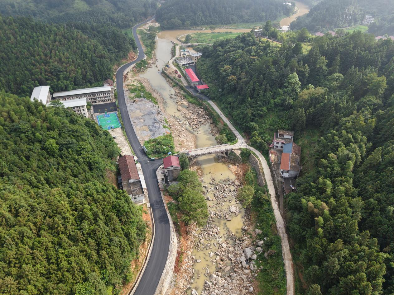 永兴县大布江乡通三级路项目完成沥青铺筑 预计7月底竣工