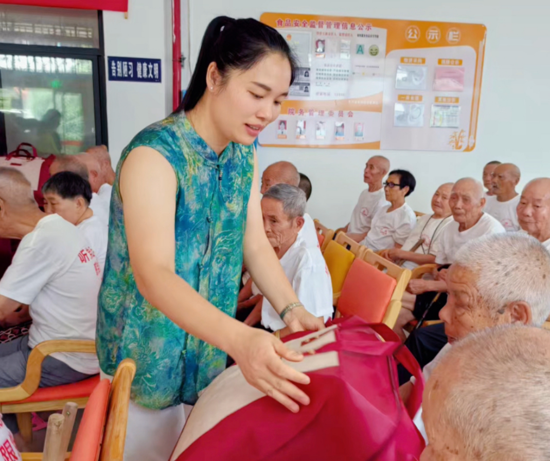 爱心棉被暖人心 永兴邦泰公司情系福利院老人