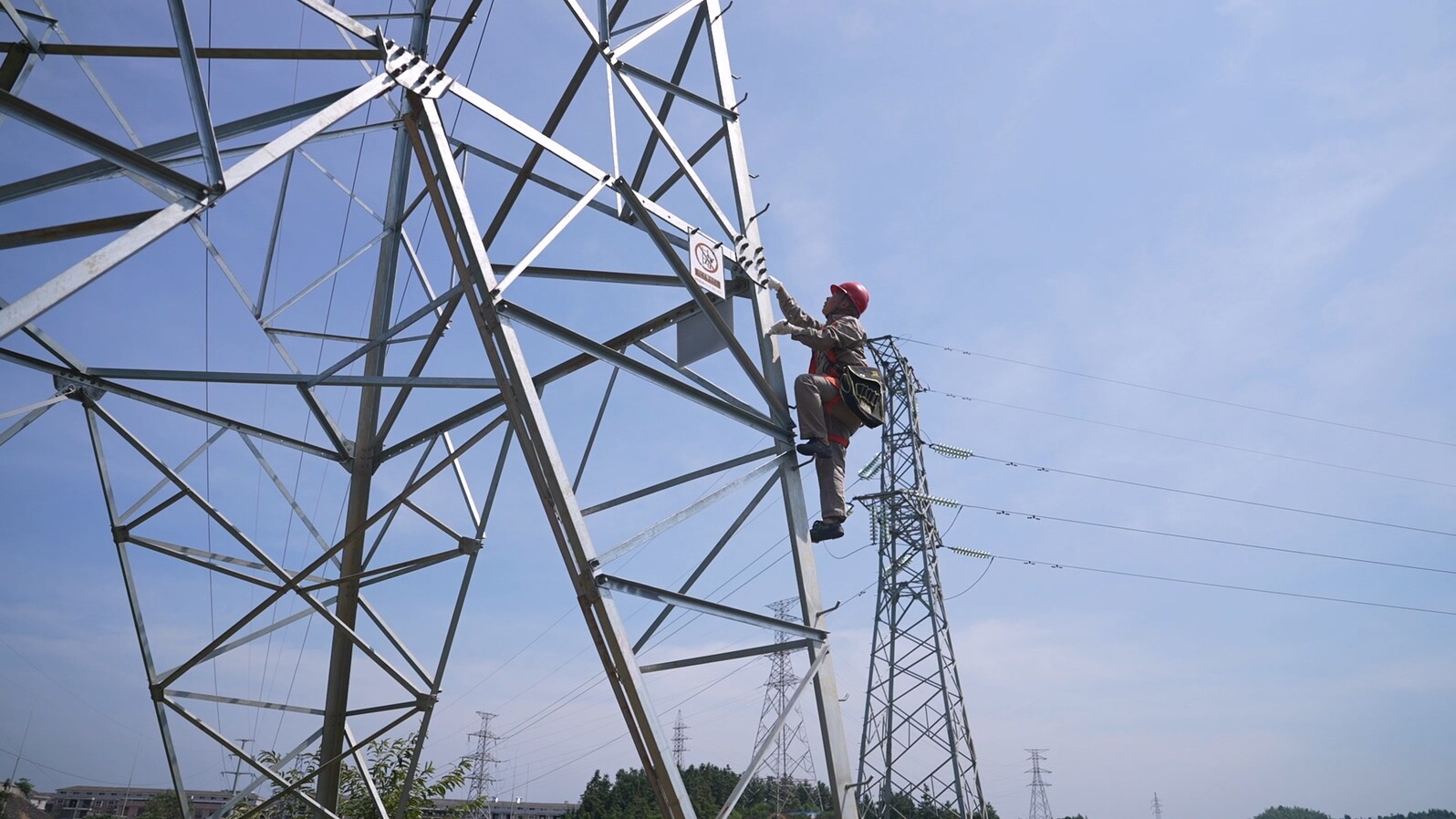 高溫下的勞動者·電力工人:不懼高溫“烤”驗 守護萬家清涼