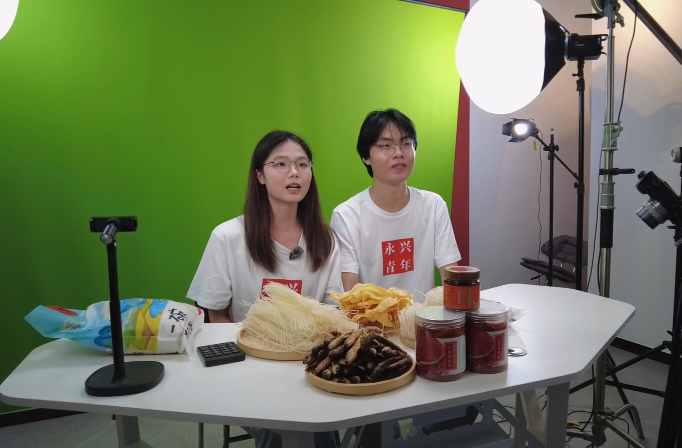 文明实践我行动|永兴：首届大学生电商创业挑战赛首日开赛 青春主播为家乡农产品“代言”