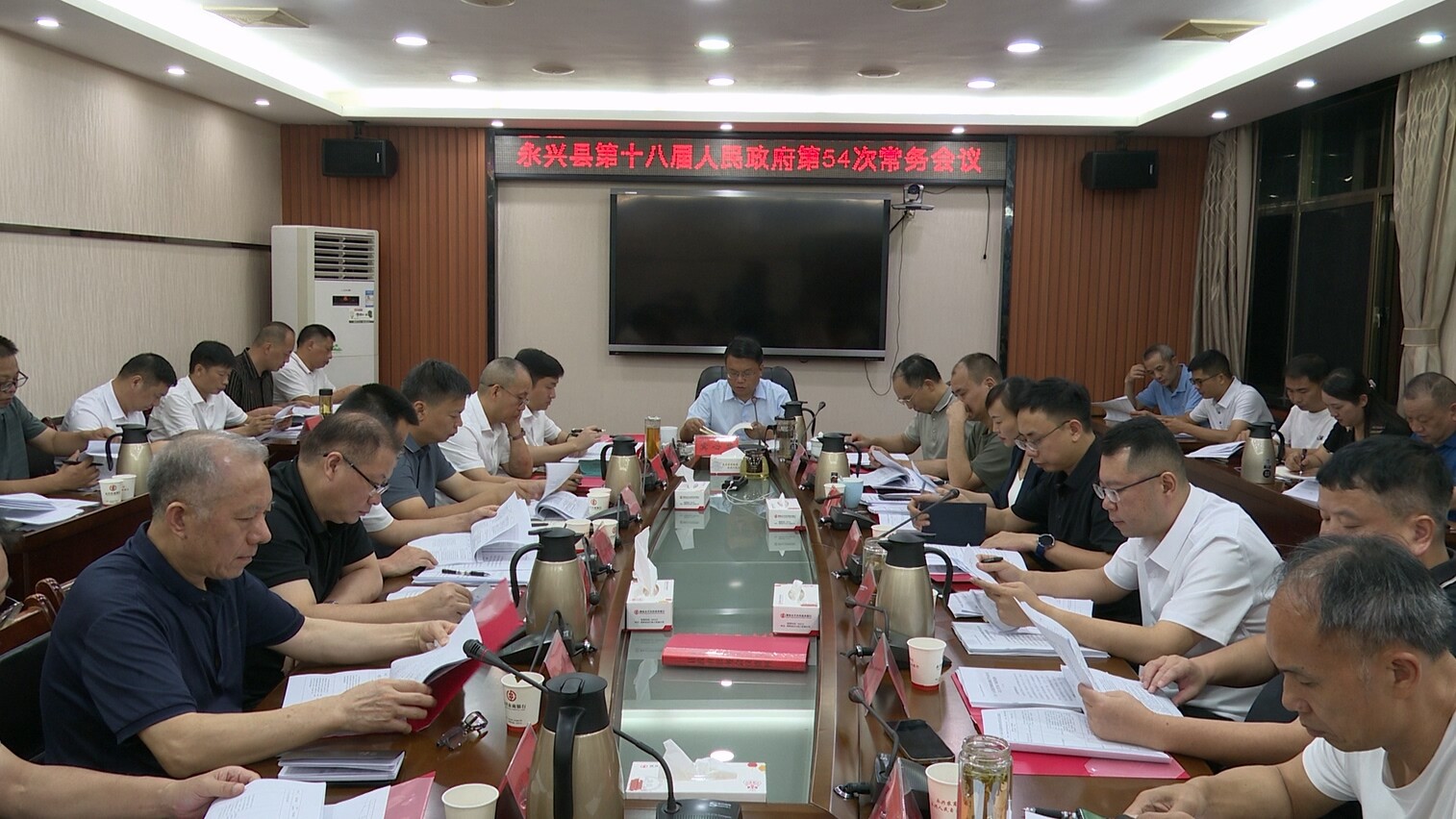 宾心华主持召开县政府第54次常务会议