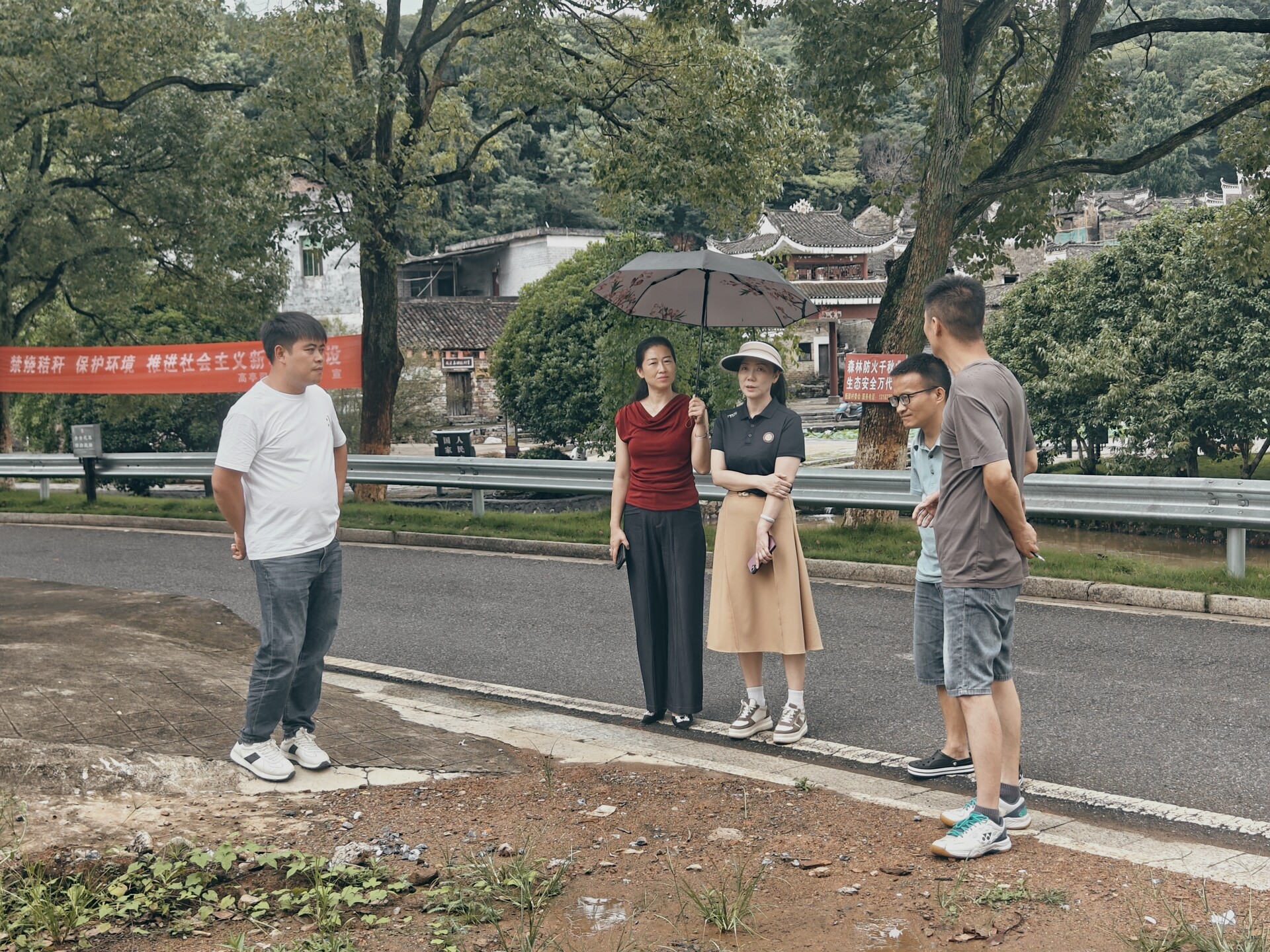 市文物保护中心到永兴文物保护单位板梁古村、观音岩开展实地核查