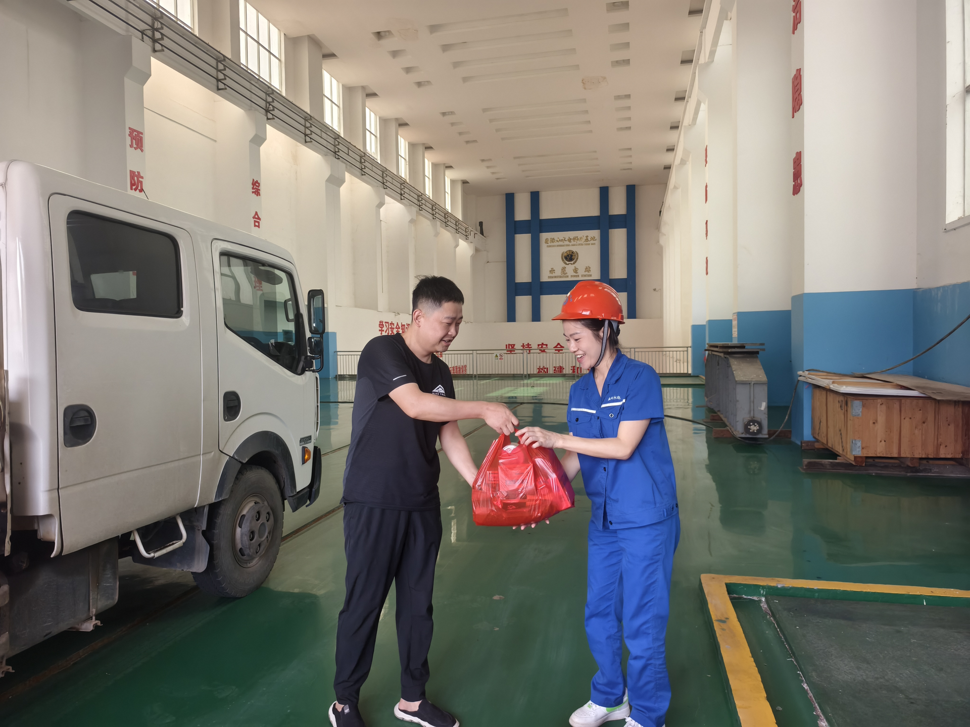永兴县水电公司：高温酷暑送清凉 情系一线暖人心