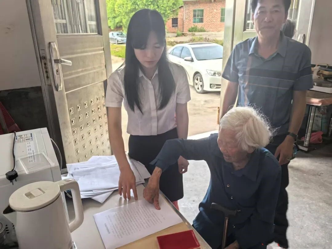 八旬老人行动难，公证员冒暑上门解忧愁