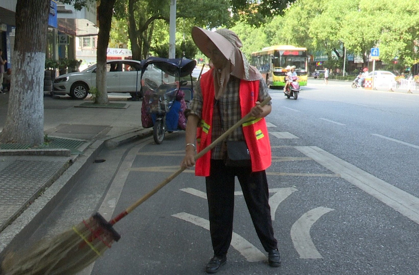 高溫下的勞動者|環(huán)衛(wèi)工人：用汗水守護(hù)城市“顏值”