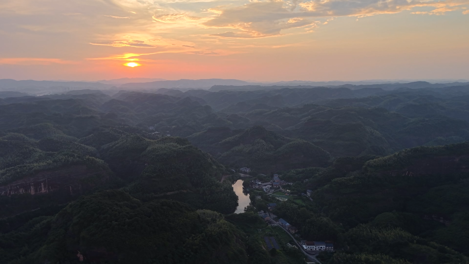 银都夏日焕活力|永兴便江街道五成村：丹霞秘境享清凉