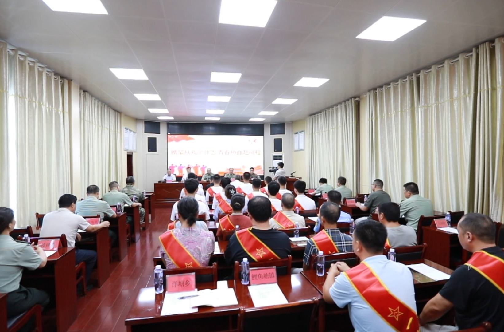 携笔从戎酬壮志 青春热血赴征程