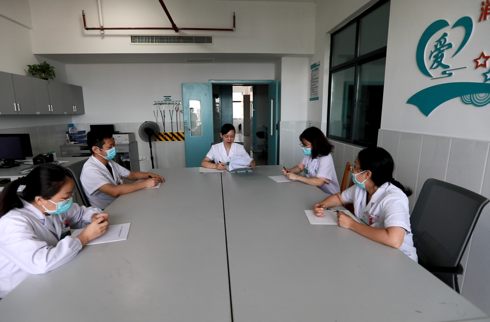 中国医师节·致敬医生|永兴县人民医院医生黄艳梅：躬身力行 以“无微不至”守护生命防线