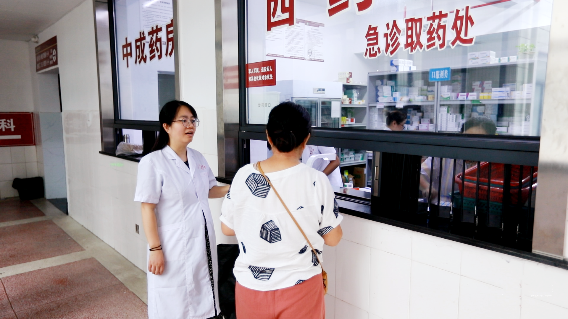 中国医师节·致敬医生|永兴县中医医院药师刘静：把好“最后一道关” 让每一粒药都带着温度