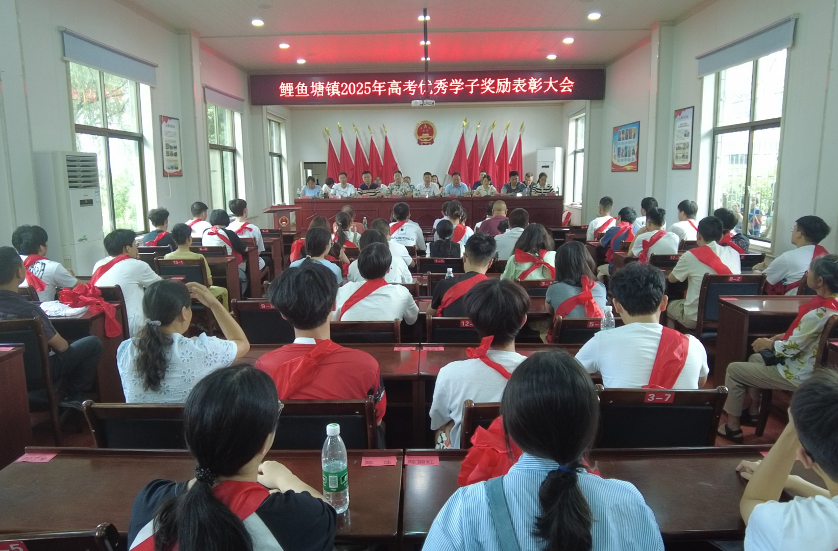 永兴县鲤鱼塘镇举行2025年大学新生奖励资助金发放活动