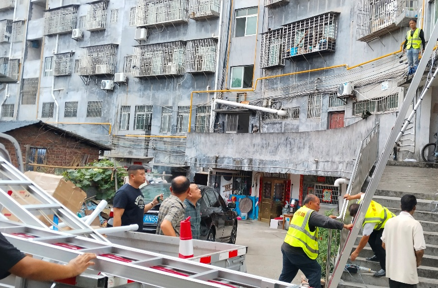 告別“黑黢黢”，迎來(lái)“亮堂堂”！永興縣城郊村80余盞新裝路燈點(diǎn)亮村民平安幸福路