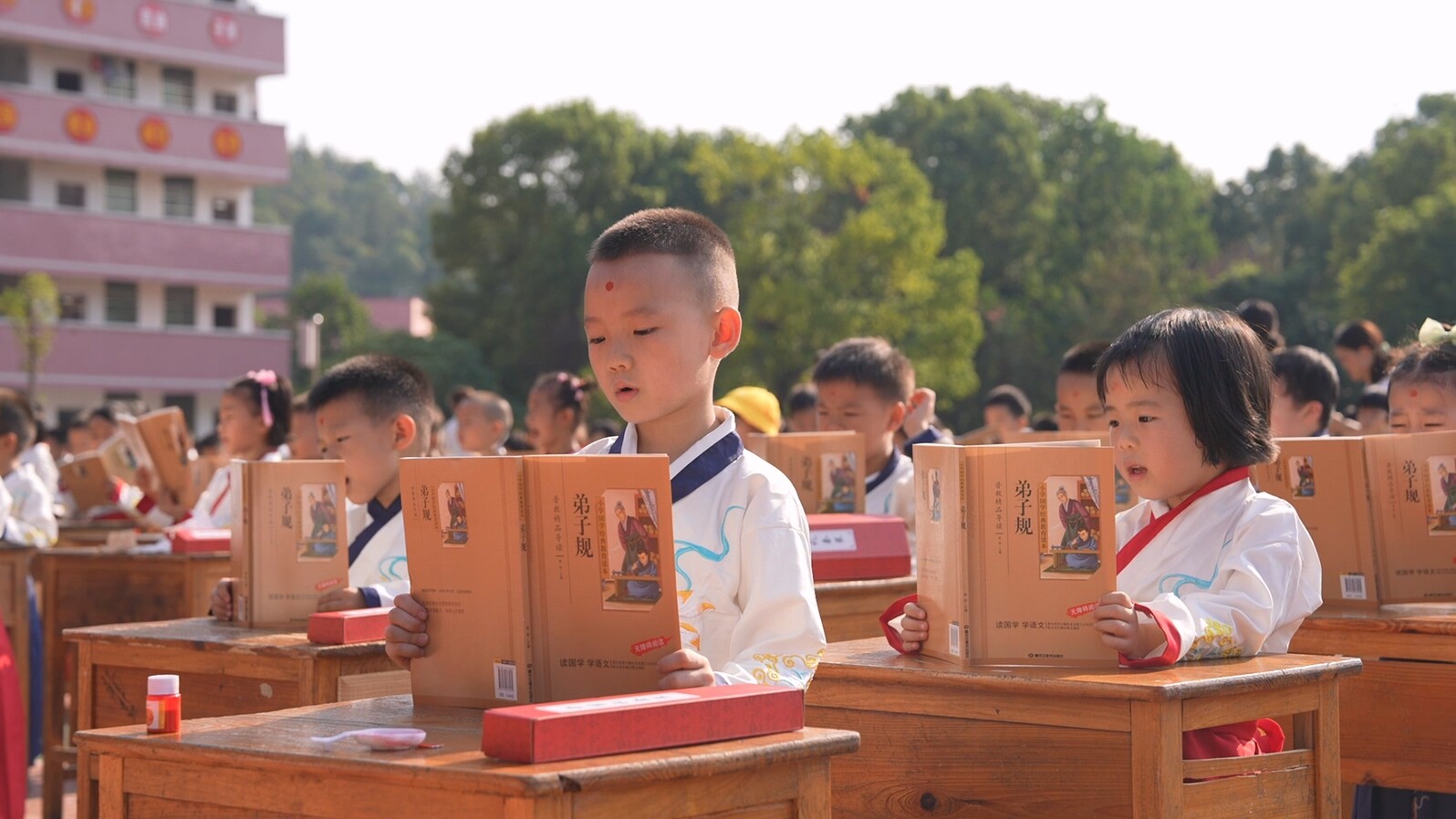 永兴：红旗实验小学举行一年级开笔礼仪式