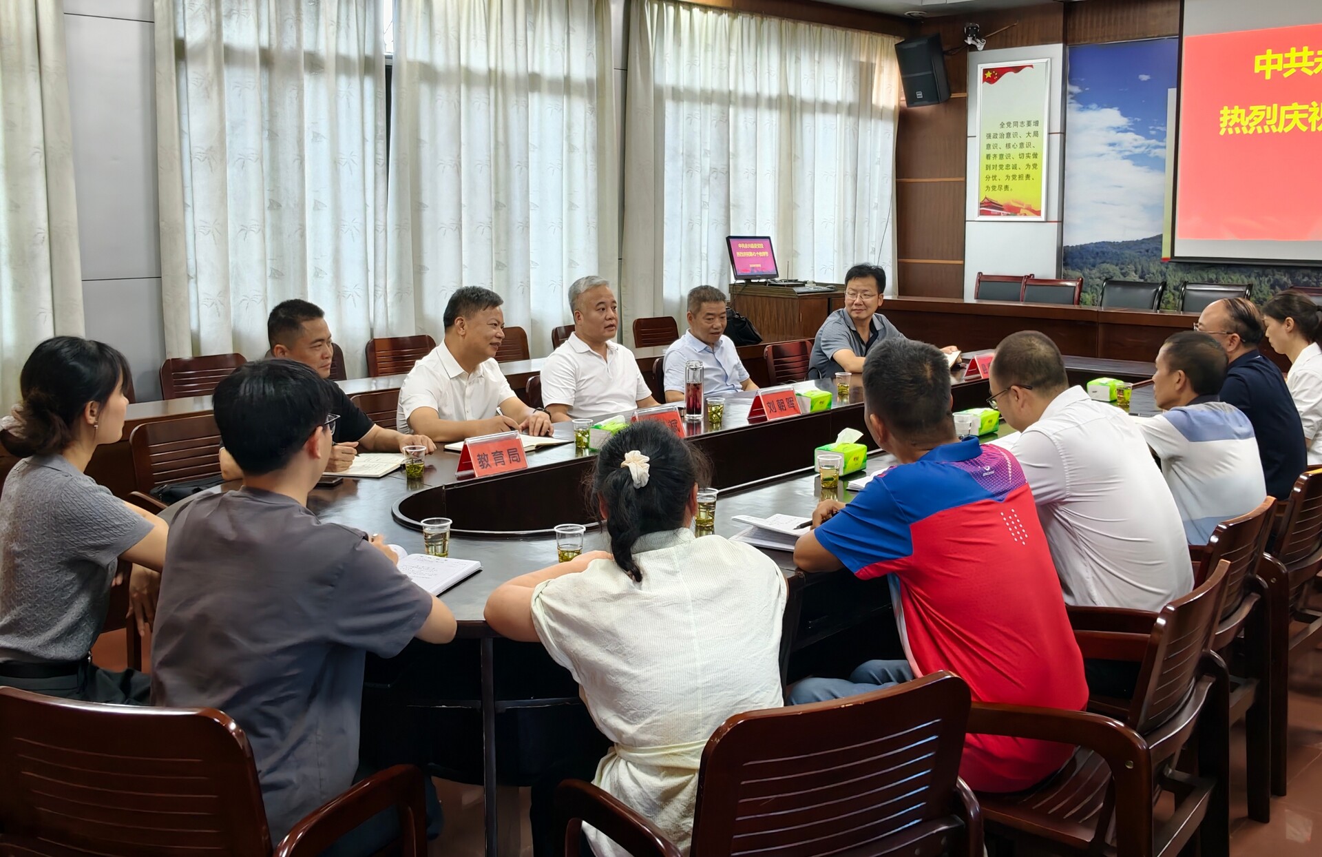 刘朝晖走访慰问教师代表