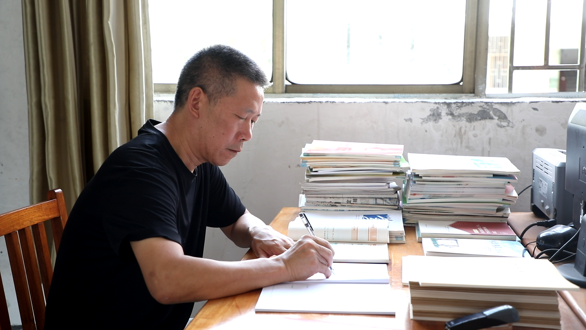 我們身邊的好老師|曹智華：扎根基層四十載 甘當學生引路人
