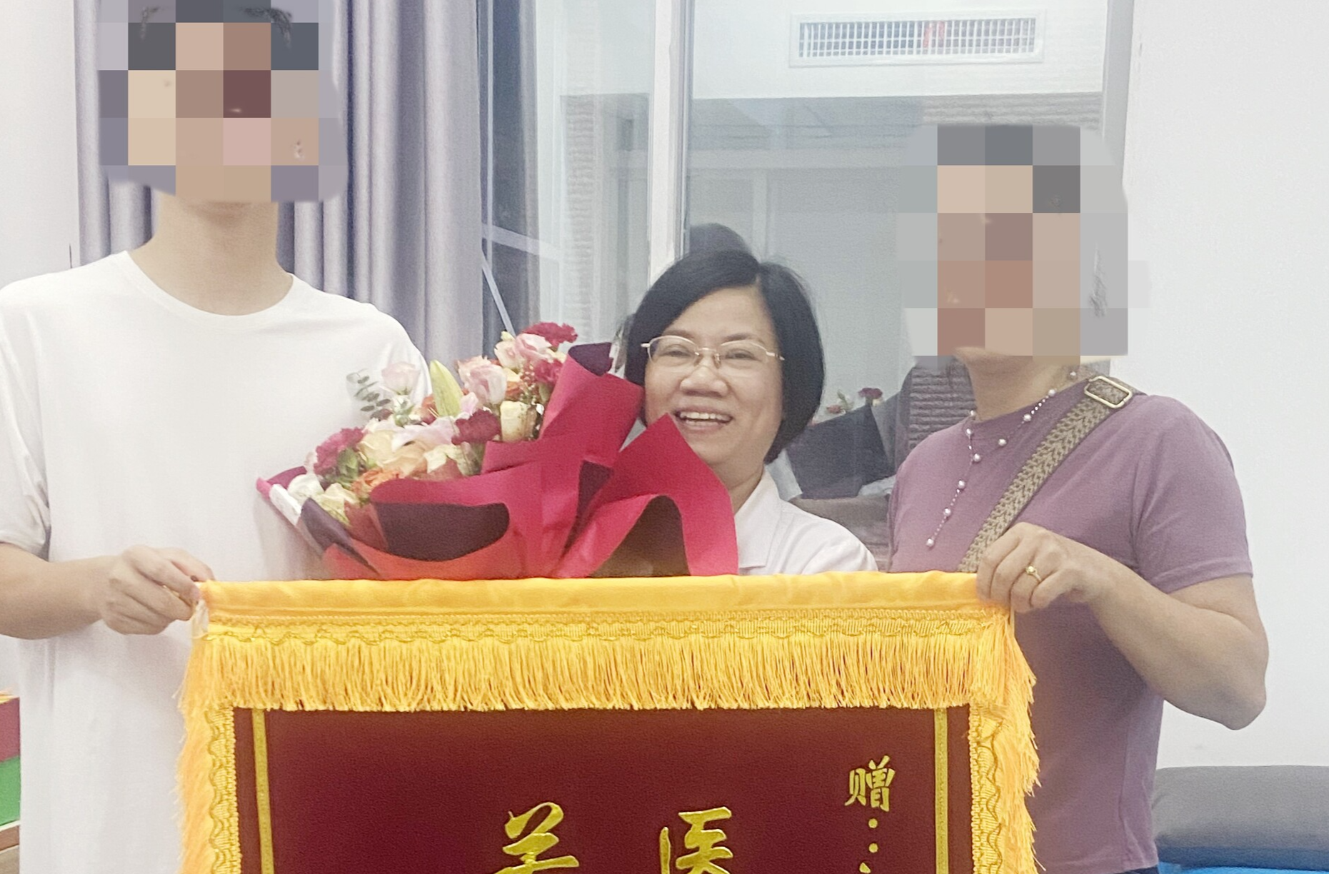 18年時(shí)光荏苒，當(dāng)年危重嬰兒已茁壯成長(zhǎng)， 帶著錦旗與鮮花來(lái)致謝他的“生命天使”