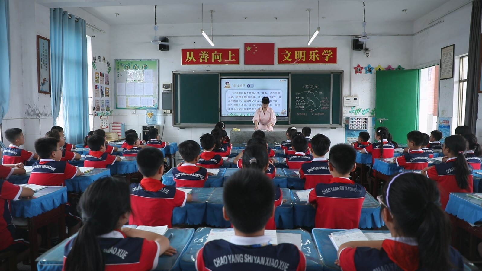 我們身邊的好老師|尹慧煌：三十五載守講臺(tái) 用心澆灌育花開(kāi)