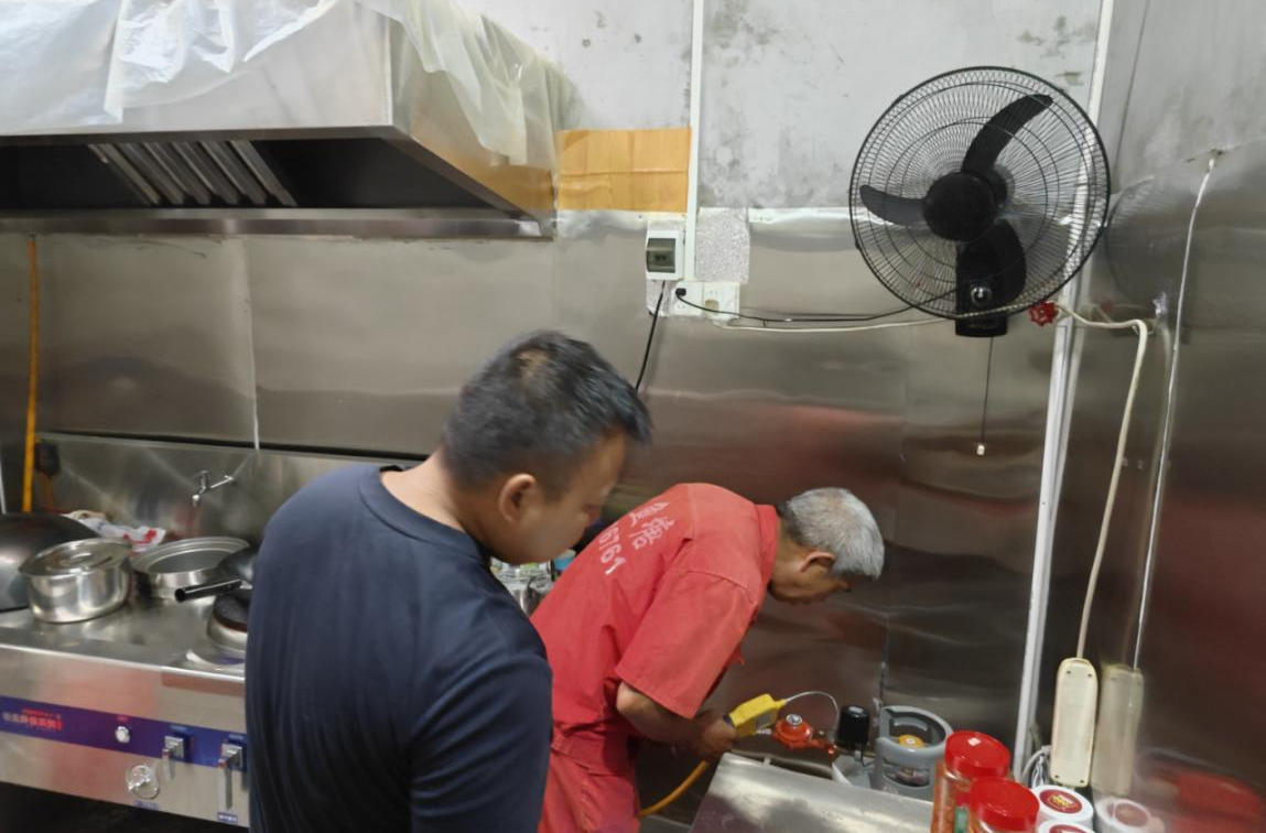 永兴县鲤鱼塘镇联合液化气站开展餐饮店燃气安全检查   拧紧“安全阀”