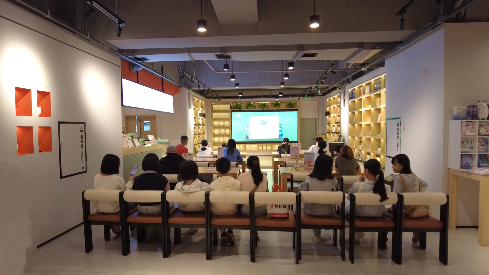 聚焦“湘超”郴州赛区 ：永兴县球迷在第二现场热情助威“湘超”