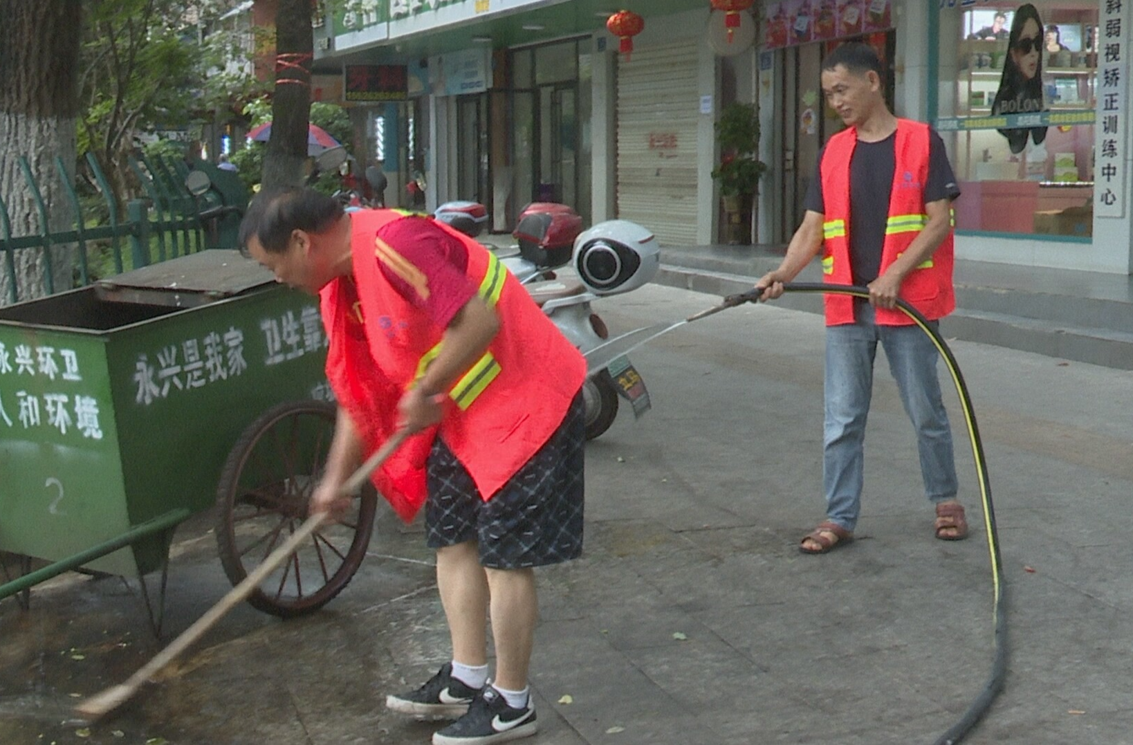 国庆坚守|环卫工人坚守岗位  用汗水守护市容整洁