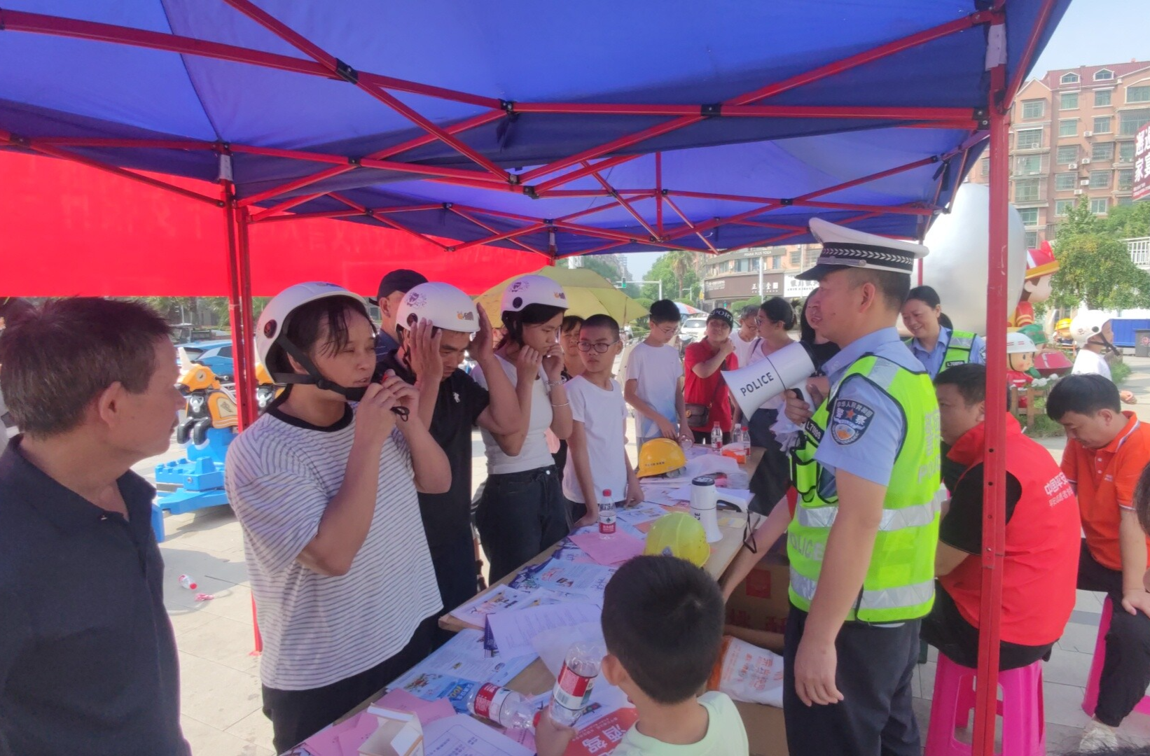 永兴：警保联动庆双节 交通安全伴我行