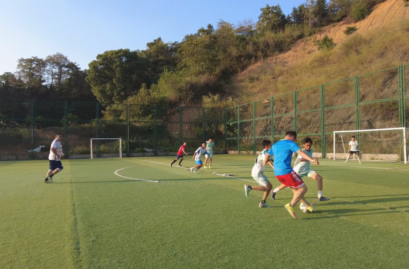 永兴足协老中青足球表演赛：以球助力湘超 共燃绿茵激情