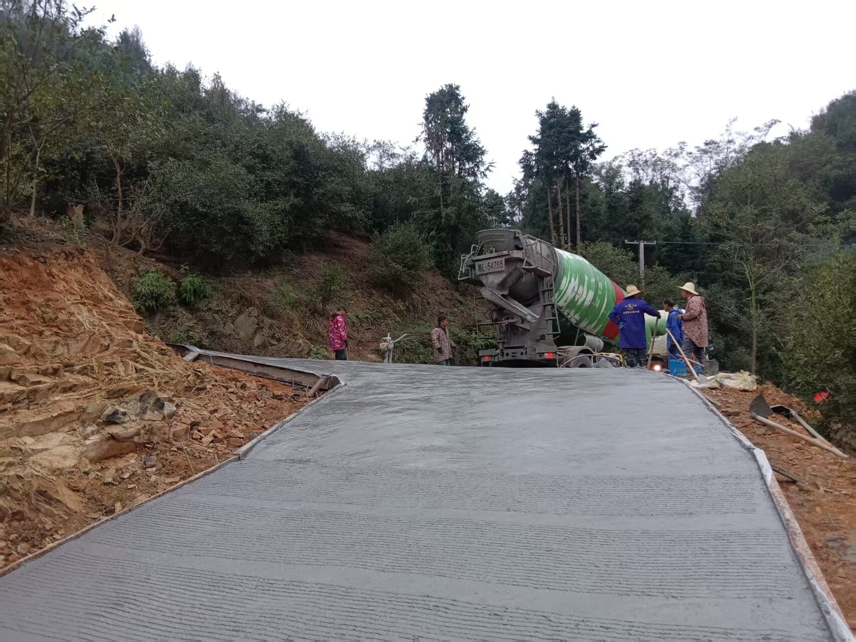 党建引领解民忧 产业路通幸福来——永兴县马田镇金华村庵子背自然村通组水泥公路正式动工