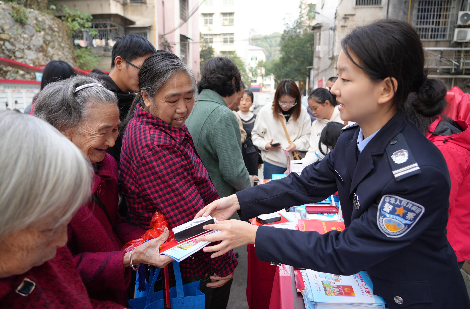 永兴：重阳佳节“法”相伴，普法宣传“情”相依