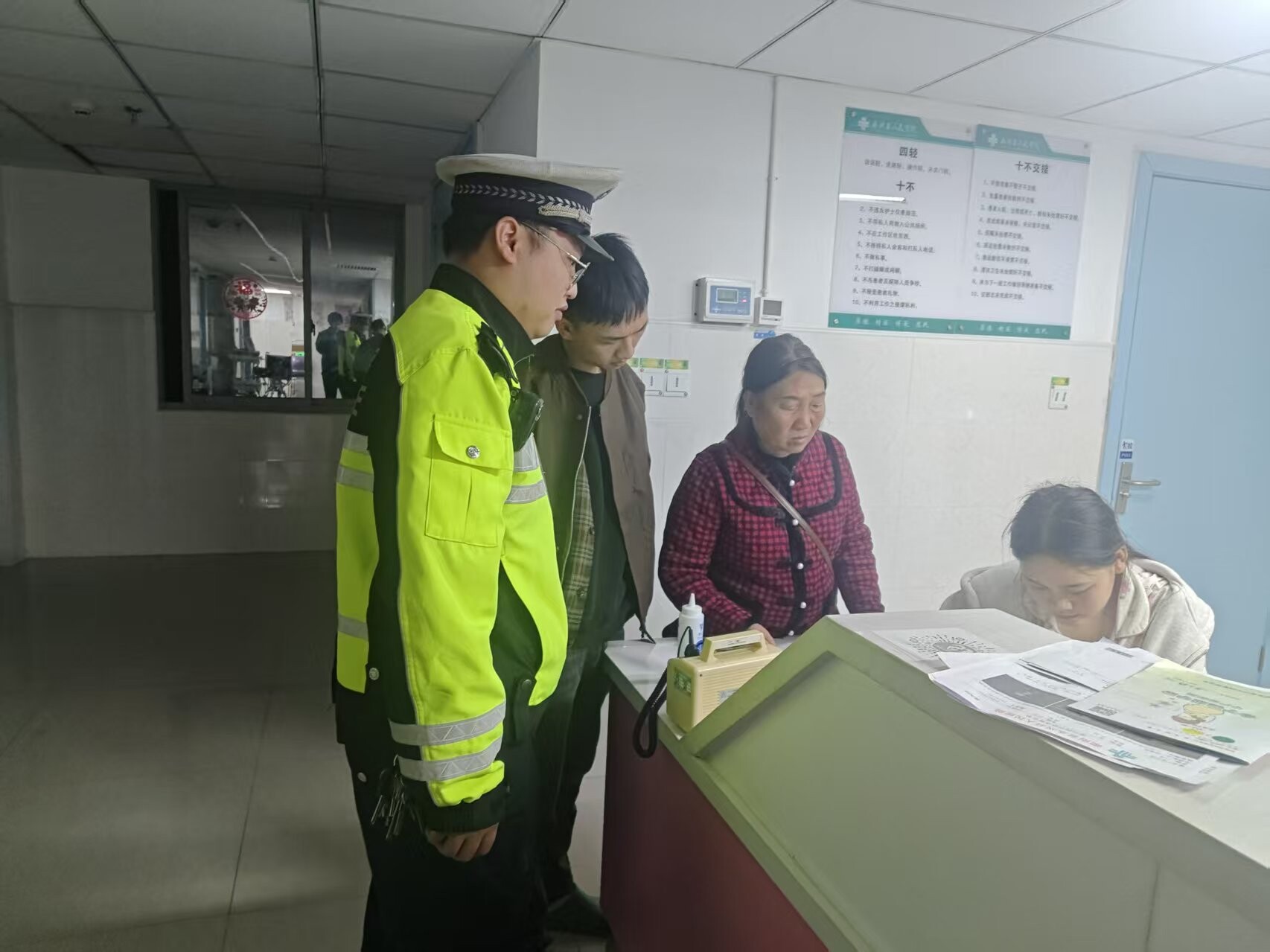 永兴交警30公里开辟“生命通道”，护航临盆孕妇平安就医