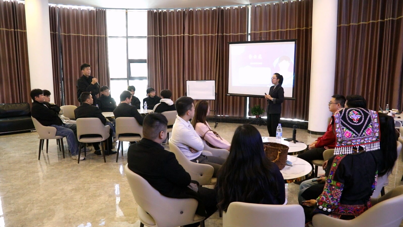 背着双肩包来“中国银都”创业  大学生创业先行者分享会 点亮青春创业梦