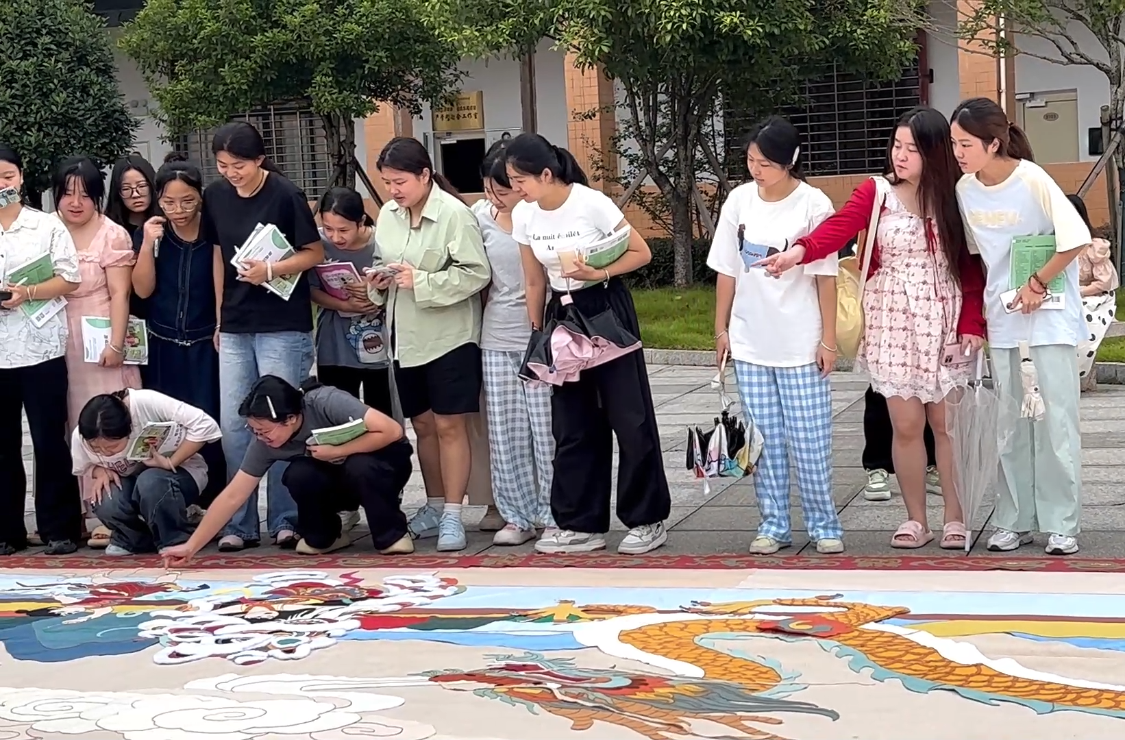 郴品郴味乡村大舞台——郴州乡村才艺大比拼活动（永兴专场）“龙狮贺丰年”大布江拼布绣作品：才艺比拼中的非遗瑰宝