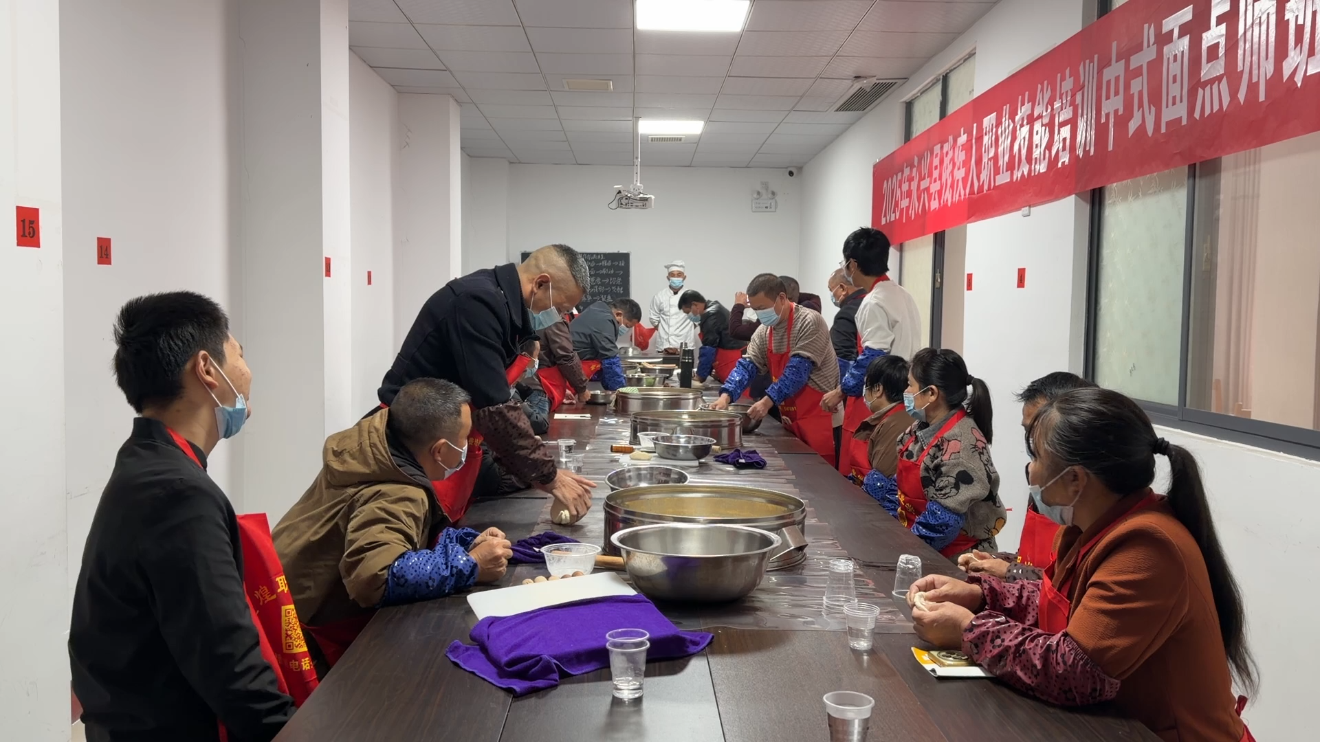 永兴县30余名残疾人“充电”学面点 助力就业创业