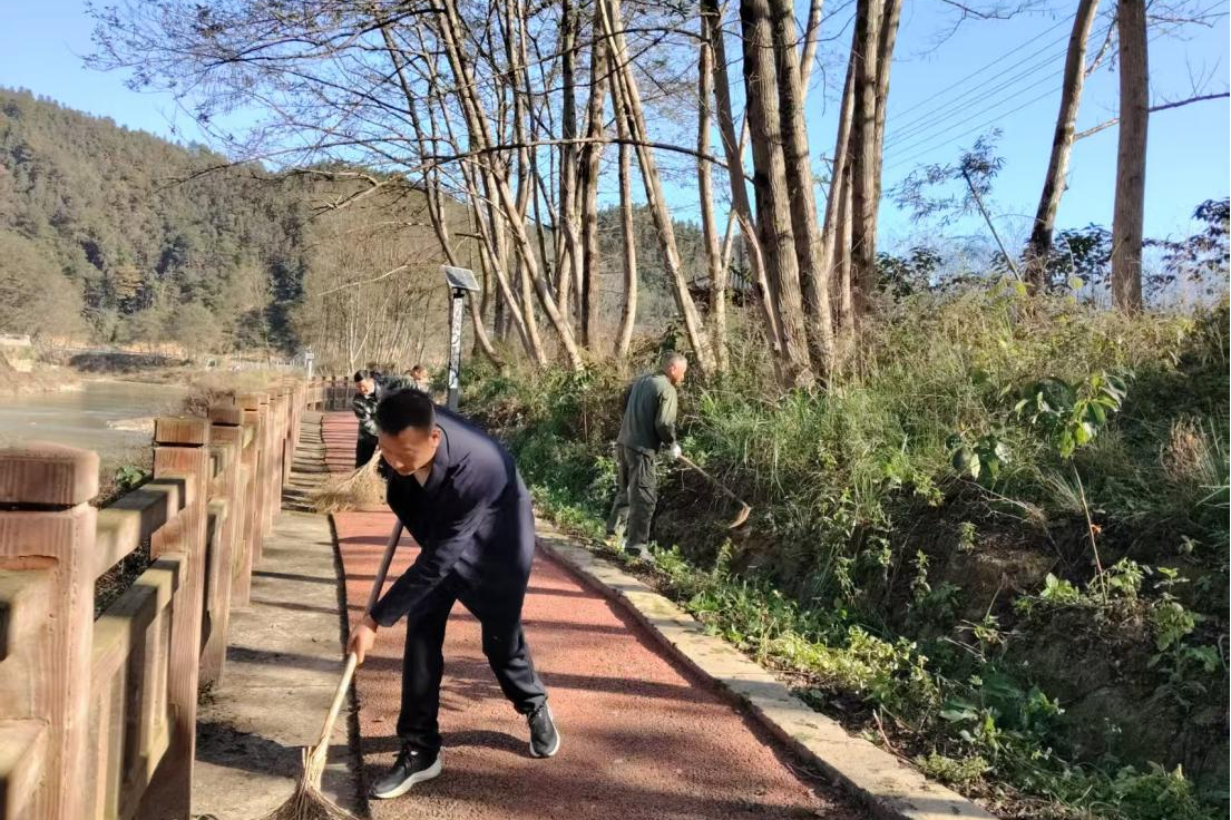 永兴县大布江乡：工会义务清扫活动获群众点赞