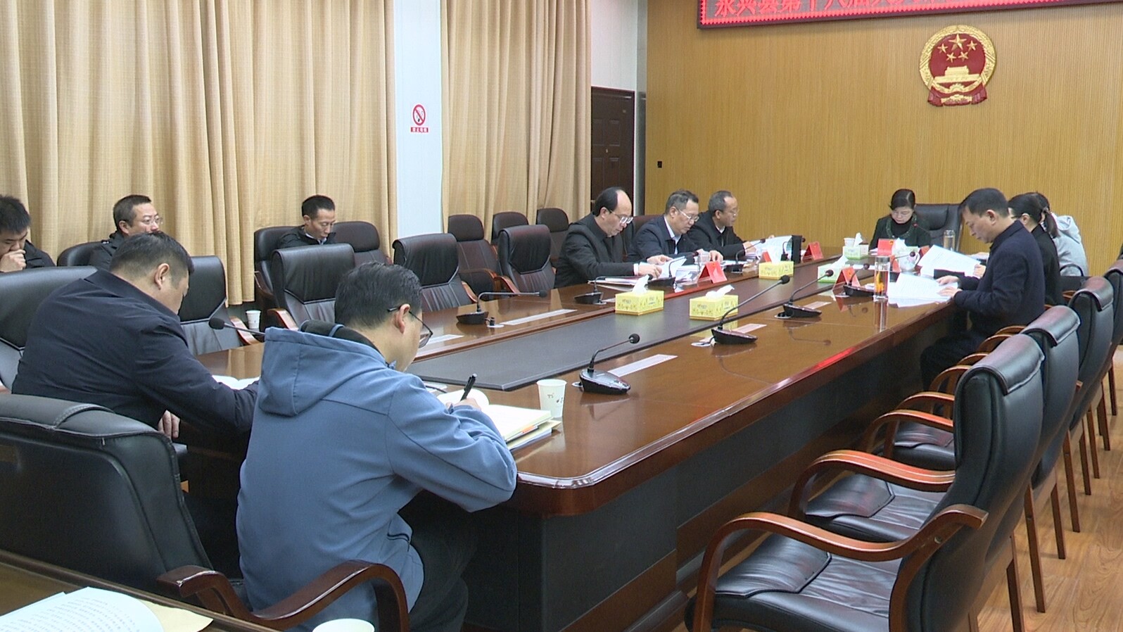 县第十八届人大常委会第五十二次主任会议召开