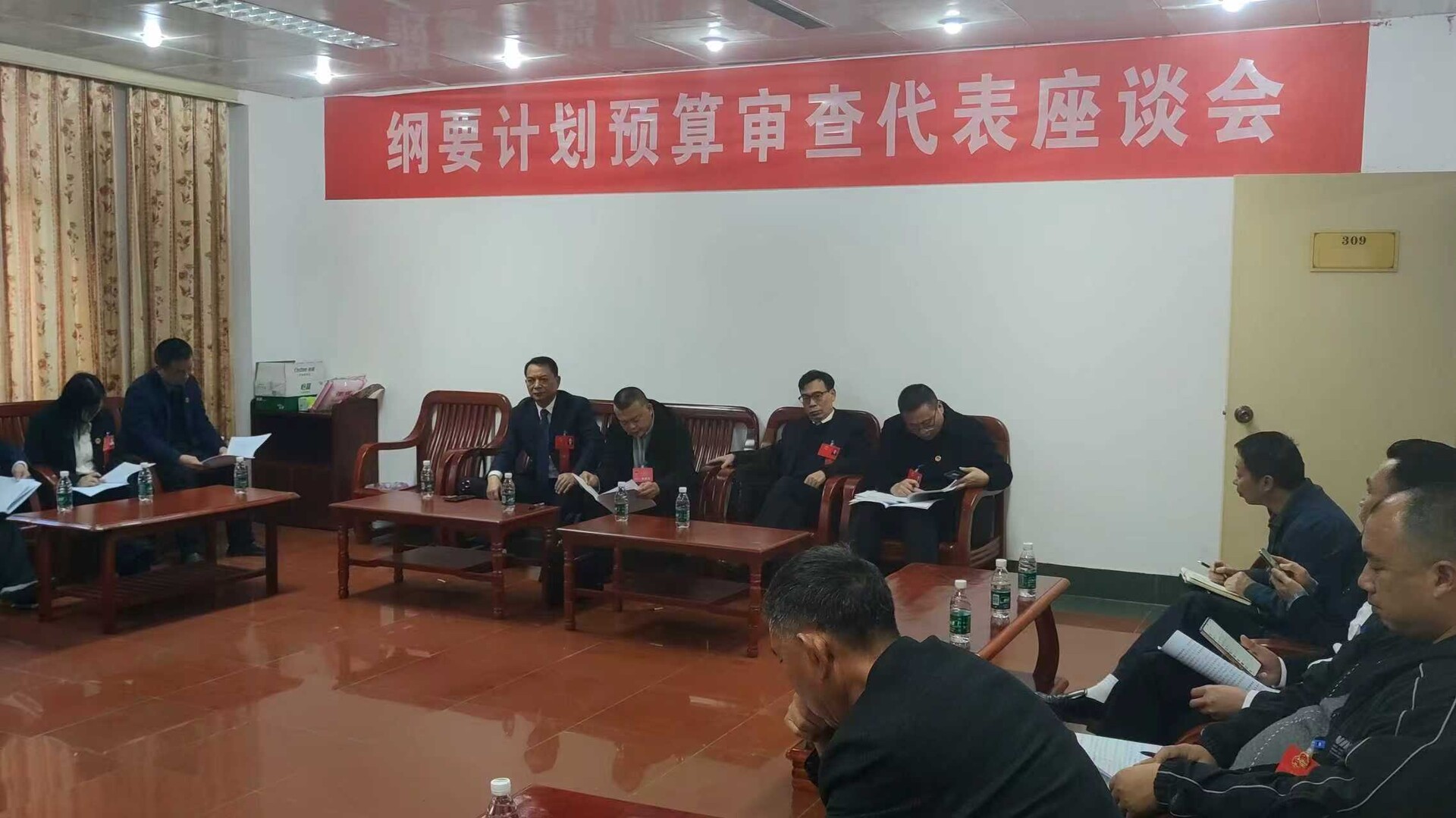 【聚焦两会】县十八届人大五次会议：县人大财经委员会举行部分人大代表举行座谈会