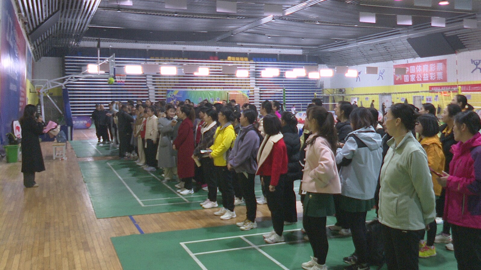 “迎元旦”民间气排球赛开幕  32支代表队激情迎新年