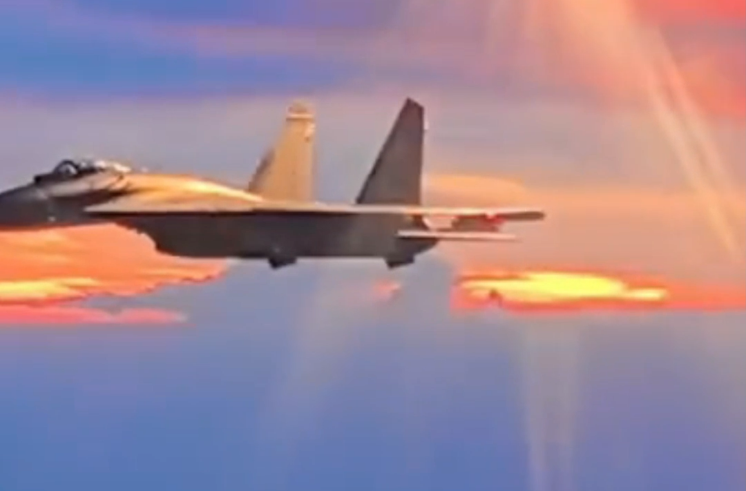 铁翼下的治愈天空！飞行员将眼中的壮美景色送给你