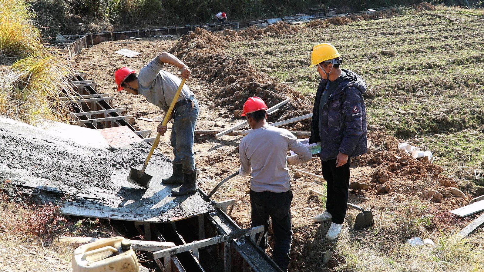 贯彻落实两会精神  产业筑基 基建护航 绘就“三农”发展新画卷