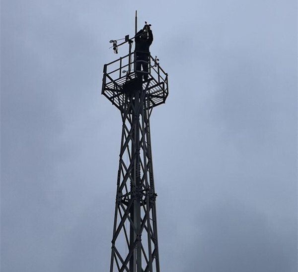 应对低温雨雪冰冻天气｜永兴：连夜冒寒作业，为风塔设备加装“防冻铠甲”