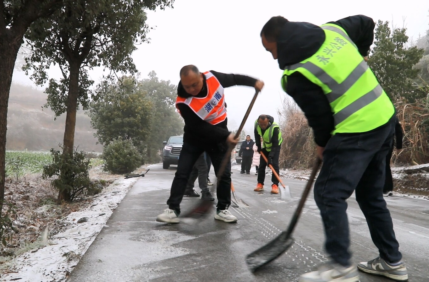 应对低温雨雪冰冻天气|永兴县做好除雪保通工作 确保群众安全出行