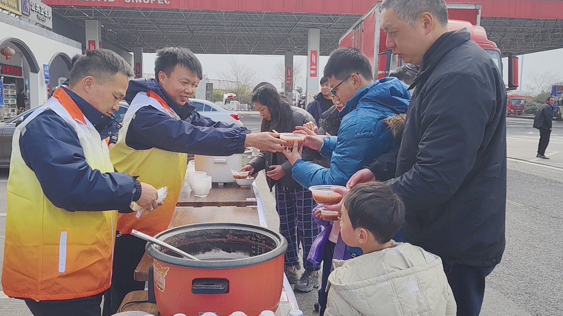 我们的节日・腊八节|湖南高速集团郴州分公司永兴收费站：浓情腊八暖归途