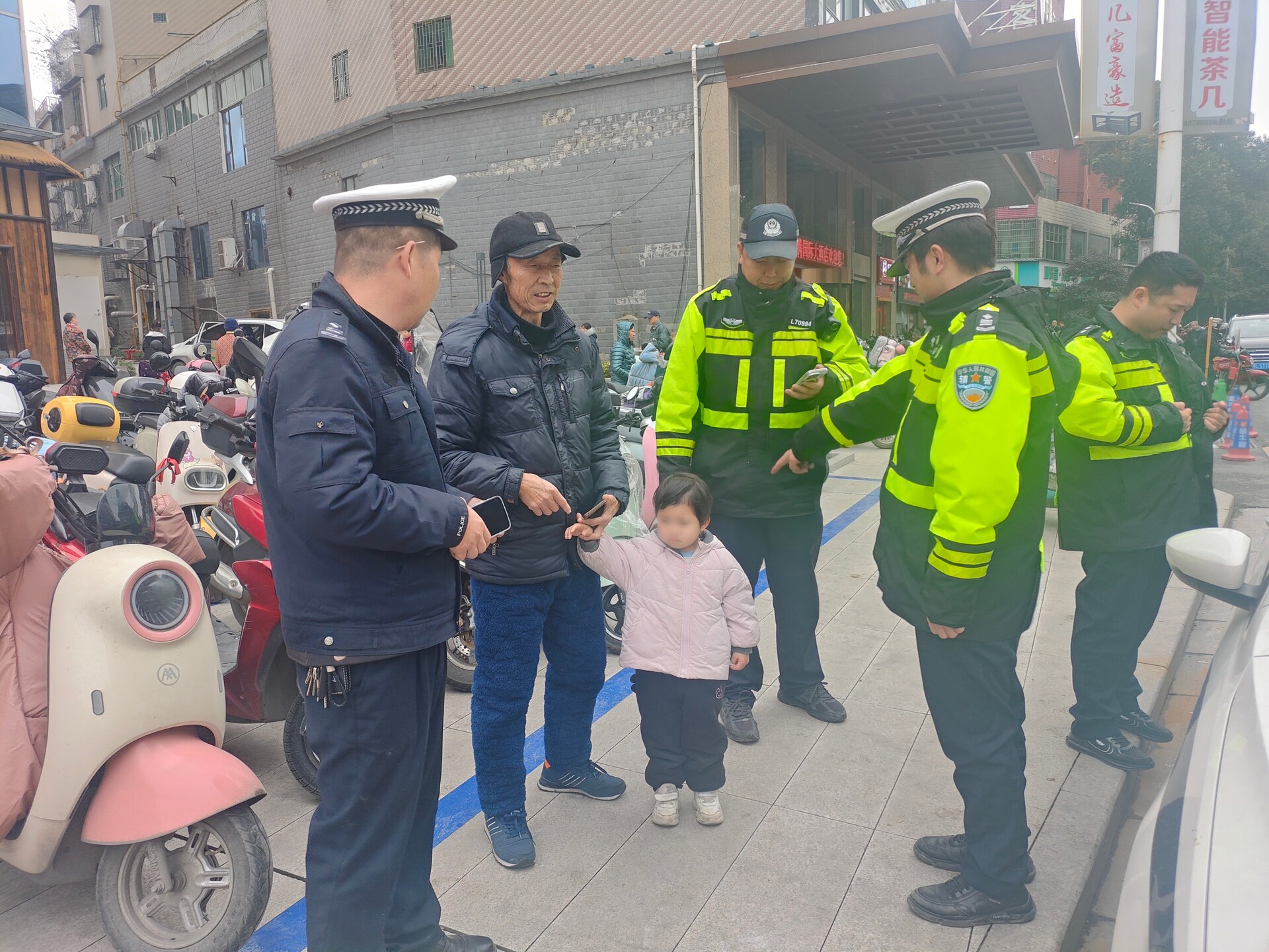 永兴交警五中队：暖心警事接连上演 守护群众平安