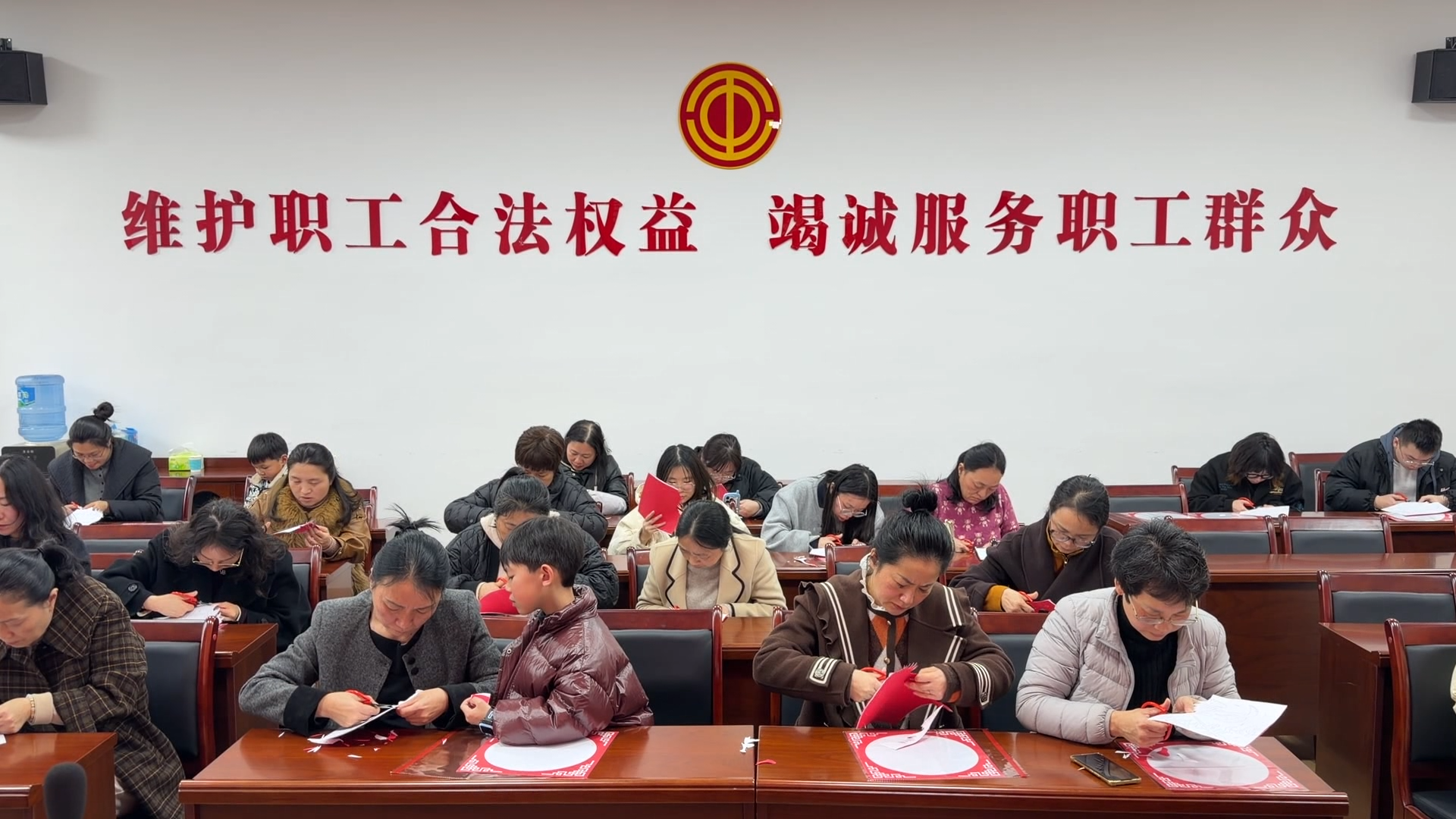 永兴县总工会开展“剪福纳祥迎马年 指尖传承添年味”职工剪纸文化体验活动