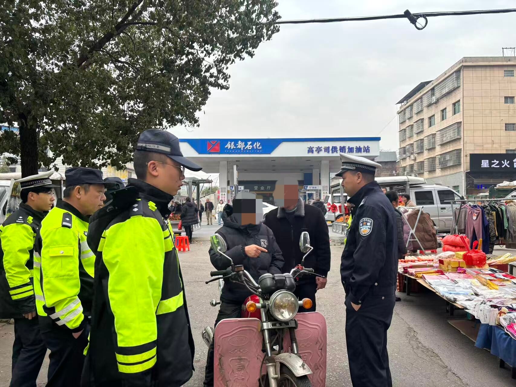 永兴交警：戴牢安全头盔 守护出行平安
