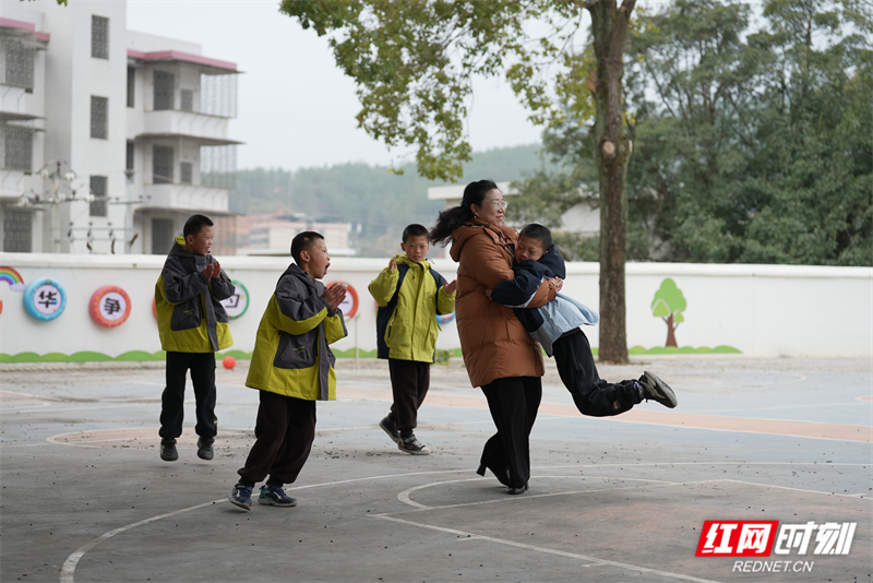 好人托举，四胞胎成江梦南学弟